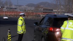 高速交警为春运高速行车安全保驾护航